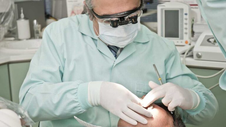 Implante dentário em Porto Alegre: como o processo pode devolver sua confiança e qualidade de vida